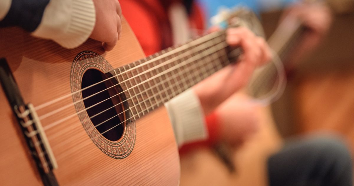 Ontkennen Celsius per ongeluk Gitaar leren spelen? Volg gitaarles! | VRIJDAG Groningen